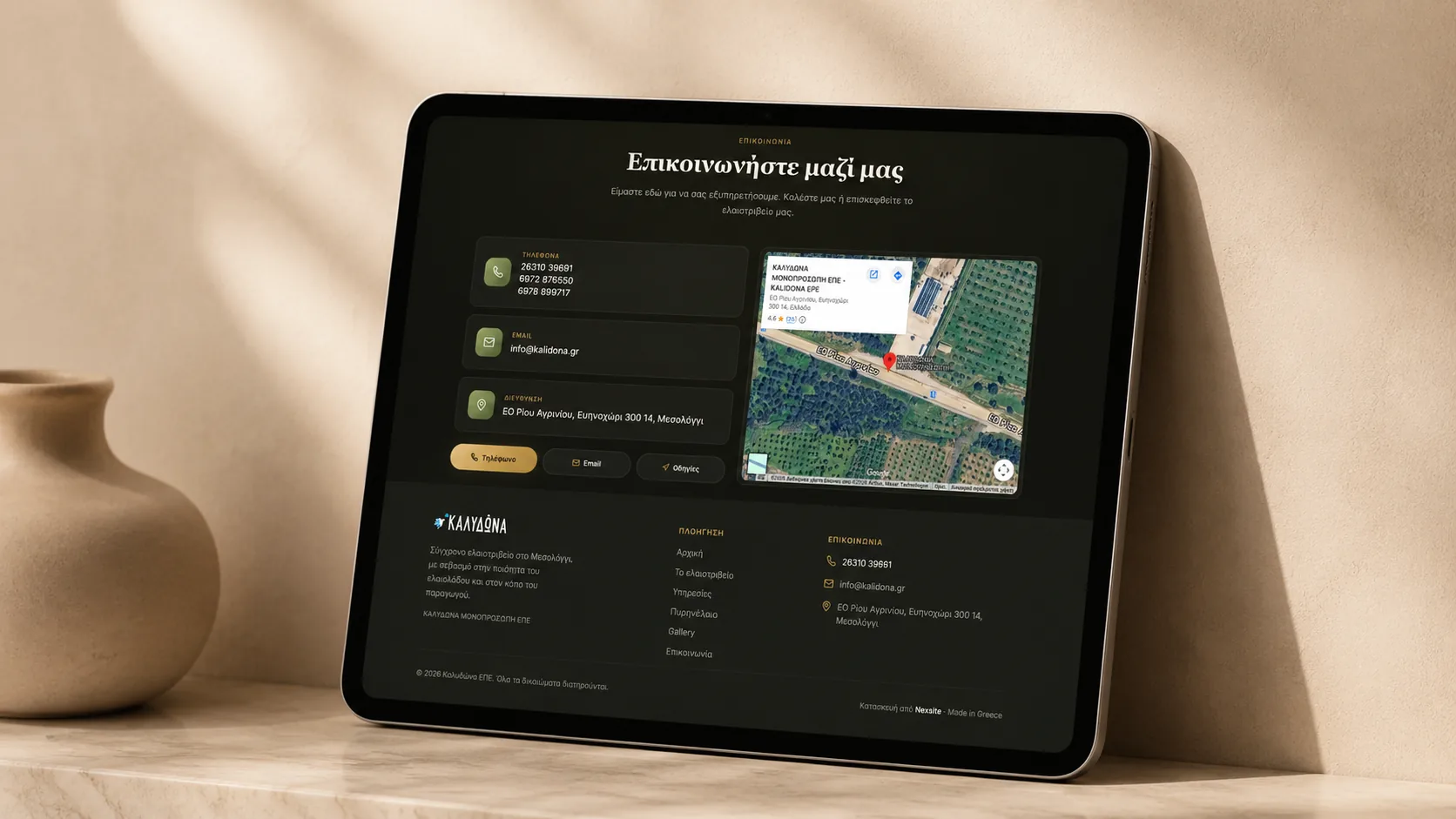 Die Kontaktseite von Kalidona auf einem Tablet, mit Firmendaten und einer Standortkarte.